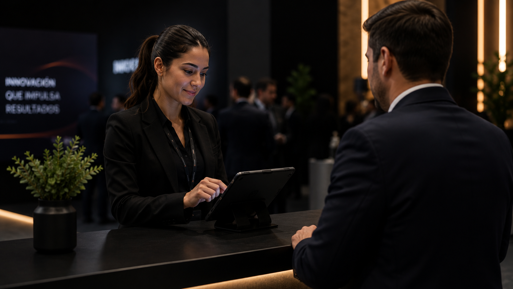 Mujer con tablet capturando datos en stand premium · B2Boost